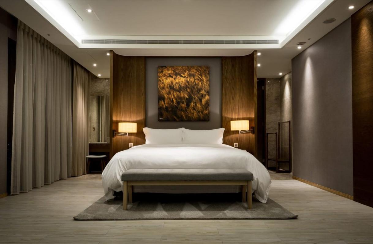 Cuncyue Hot Spring Resort ليودونغ الغرفة الصورة A bedroom at The Ritz-Carlton, Hong Kong