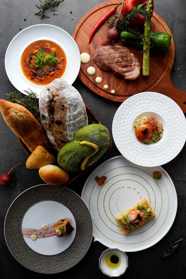 Cuncyue Hot Spring Resort ليودونغ المظهر الخارجي الصورة A selection of dishes at the restaurant