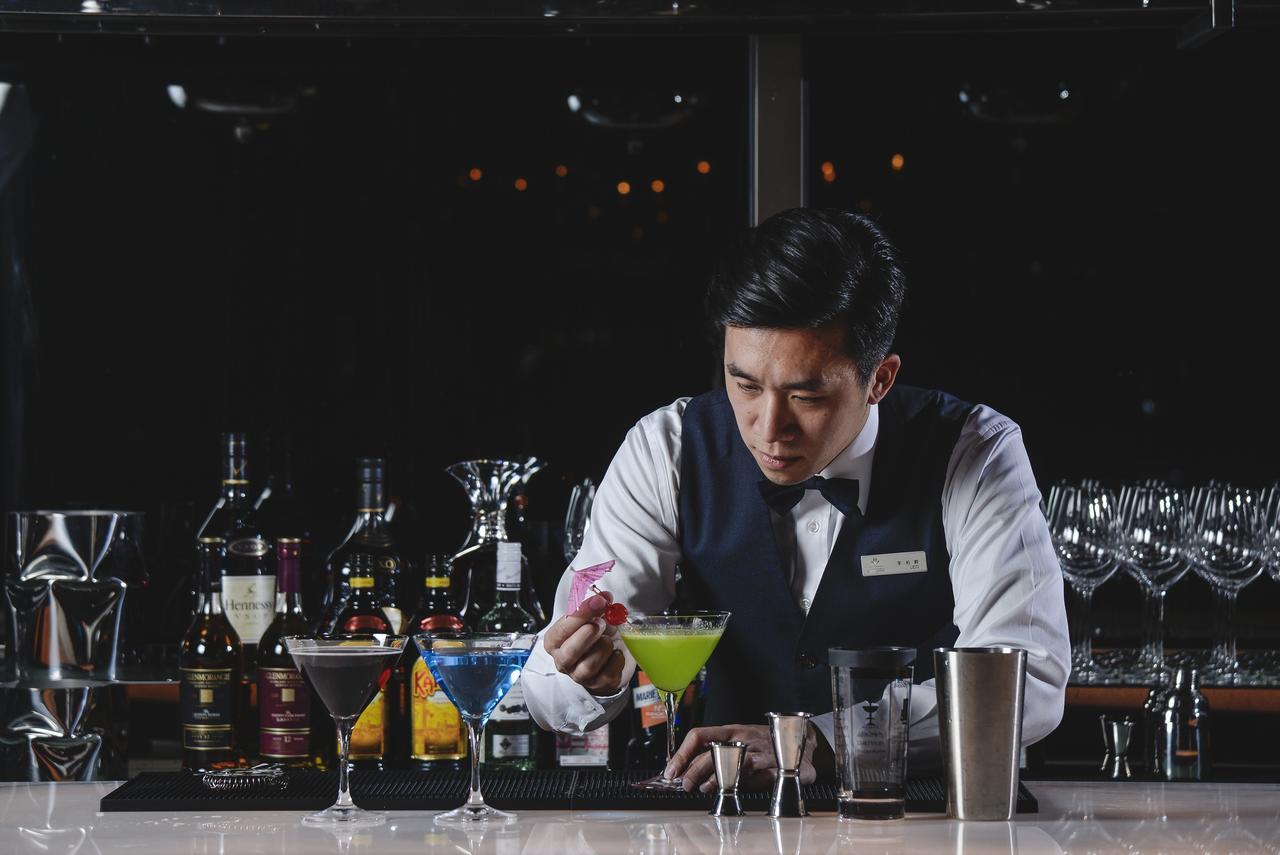 Cuncyue Hot Spring Resort ليودونغ المظهر الخارجي الصورة Bartender at work